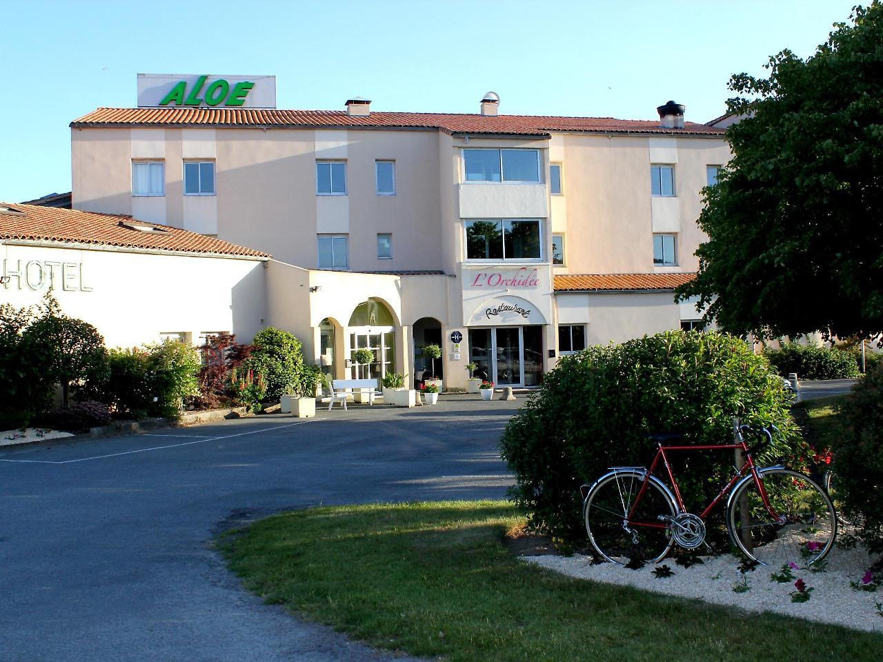 Logis Hotel Restaurant Aloe Ле-Эрбье Экстерьер фото