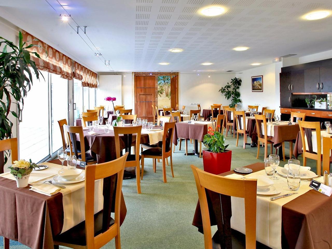Logis Hotel Restaurant Aloe Ле-Эрбье Экстерьер фото