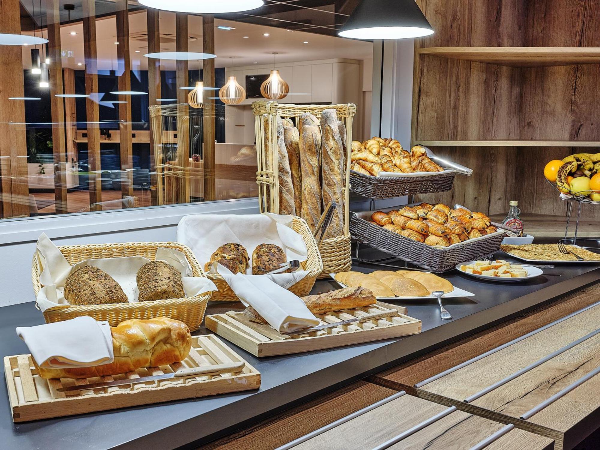Logis Hotel Restaurant Aloe Ле-Эрбье Экстерьер фото