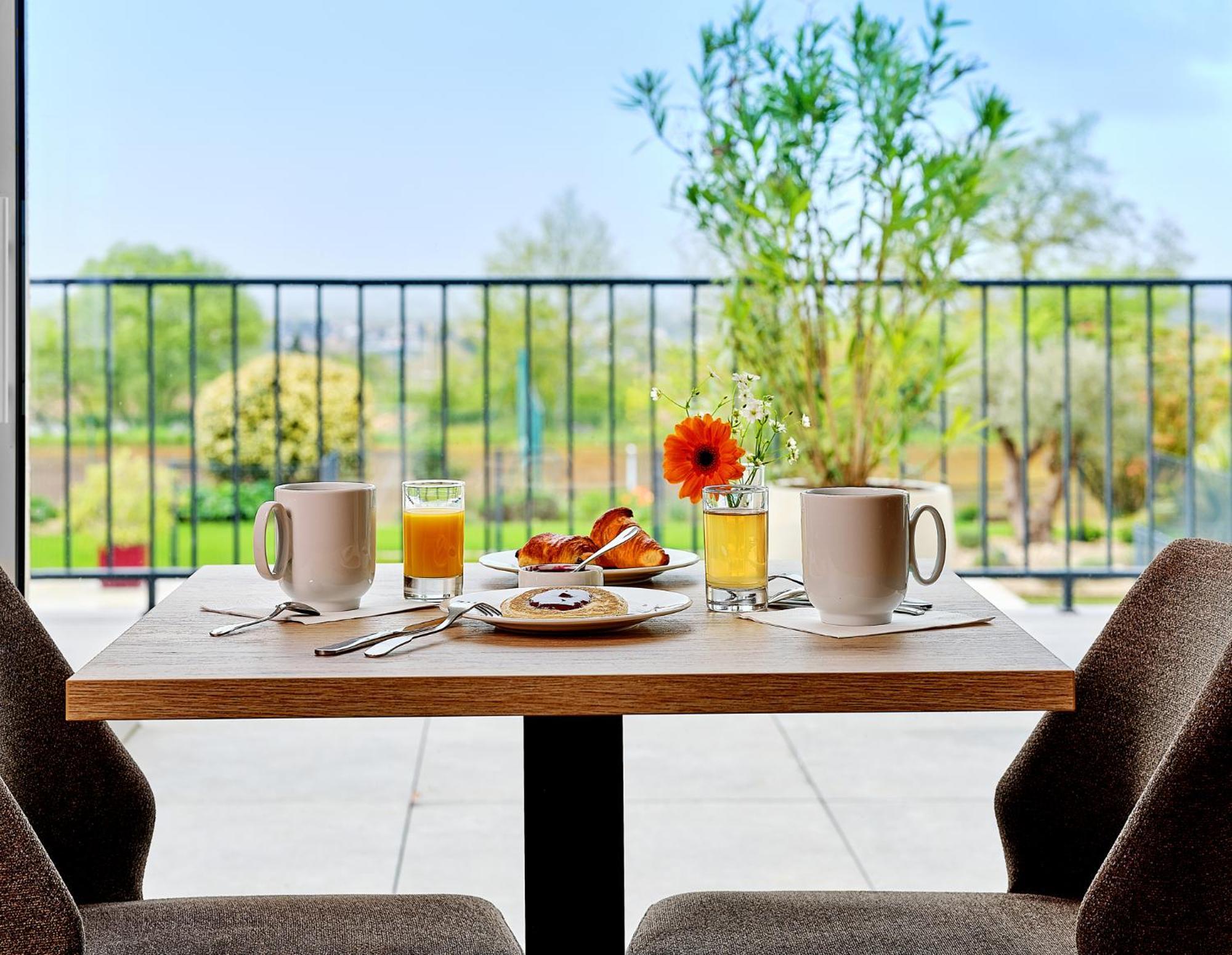 Logis Hotel Restaurant Aloe Ле-Эрбье Экстерьер фото